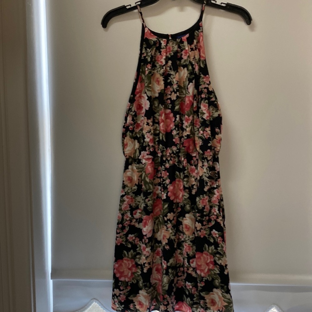 Sleeveless Floral dress with elastic waist perfect for spring or summer. Size M